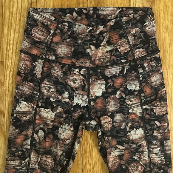 Lululemon sz 4 Fast & Free 7/8 Tight II *Nulux 25"
Peony Multi Floral Print VGUC - Picture 4 of 14